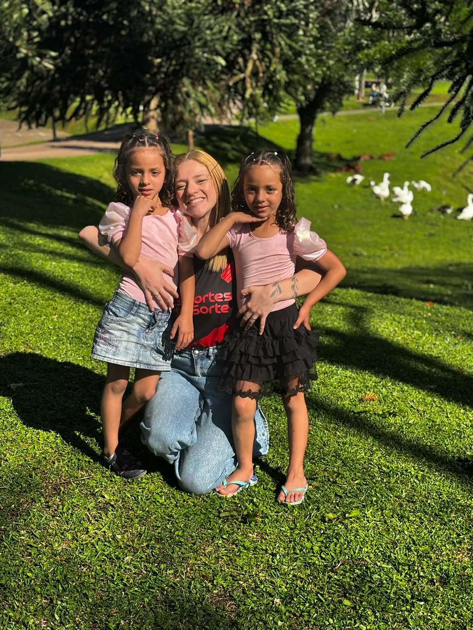 Letícia com as filhas no parque
